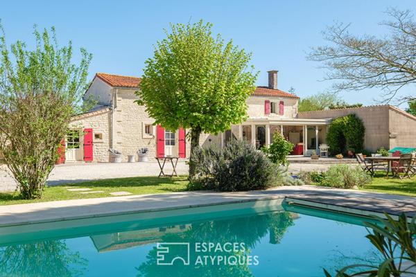Bâtisse en pierre avec piscine et dépendance aménagée