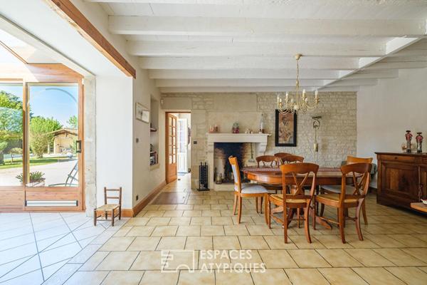 Bâtisse en pierre avec piscine et dépendance aménagée