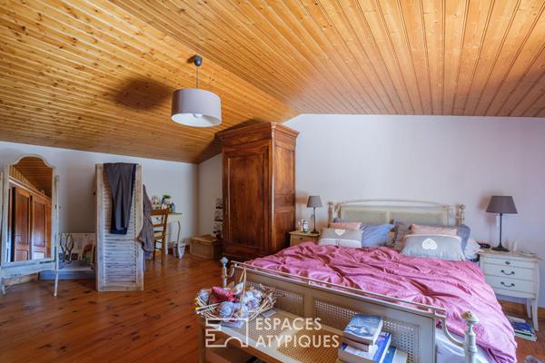 Bâtisse en pierre avec piscine et dépendance aménagée