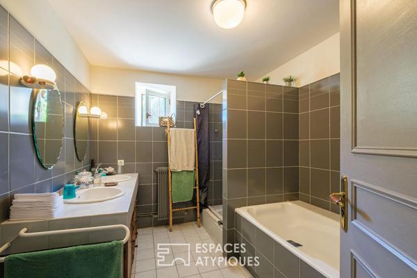 Bâtisse en pierre avec piscine et dépendance aménagée