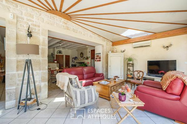 Bâtisse en pierre avec piscine et dépendance aménagée