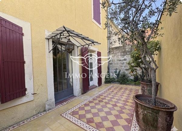 AIGUES MORTES-MAGNIFIQUE MAISON DE MAITRE AVEC PATIO