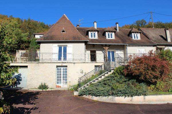 Maison de ville type 7, surface 245 m², garage privatif, sur un terrain 1012 m²