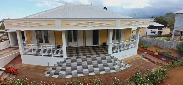 Villa F 4 de 118 m²  sur un terrain de 618 m² située à Pont d'Yves 97430 LE TAMPON