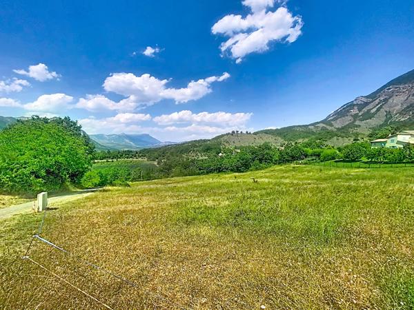 A vendre terrain constructible viabilisé de 1584 m² à 20 mn de Sisteron