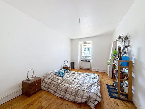 Appartement centre de Meximieux, 2 chambres, 1 bureau , 82 m2