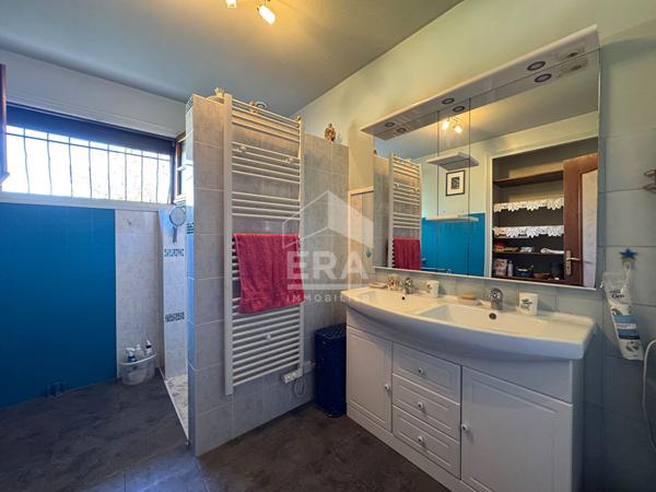 A vendre, proche de toutes commodités à 15 min de Périgueux (24000), belle Villa de plain pied type 5 avec jardin et garage