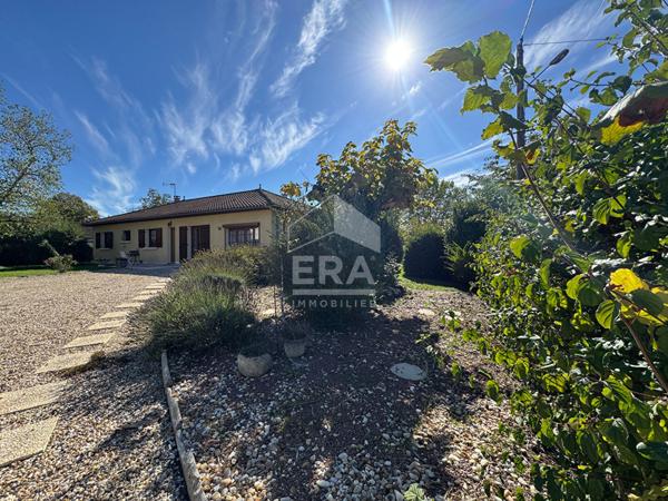 A vendre, proche de toutes commodités à 15 min de Périgueux (24000), belle Villa de plain pied type 5 avec jardin et garage