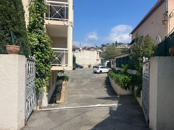 Le Cannet, 3P de 42.5m², trois balcons, parking et cave.