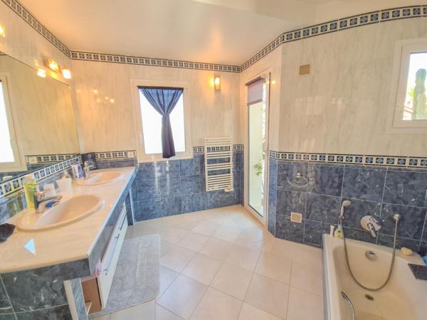 Maison à vendre  6 pièces - 192 m2 CAVALAIRE SUR MER - 83