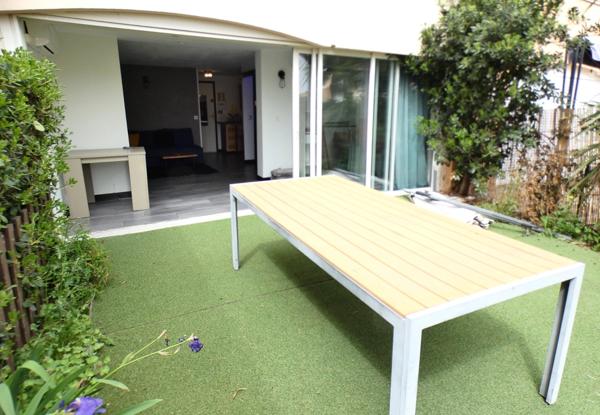 Pinède. Appartement 2 pièces loggia en rez-de-jardin