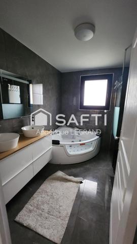 Beau pavillon de 200m² à proximité de la frontière Suisse et des pistes de ski.