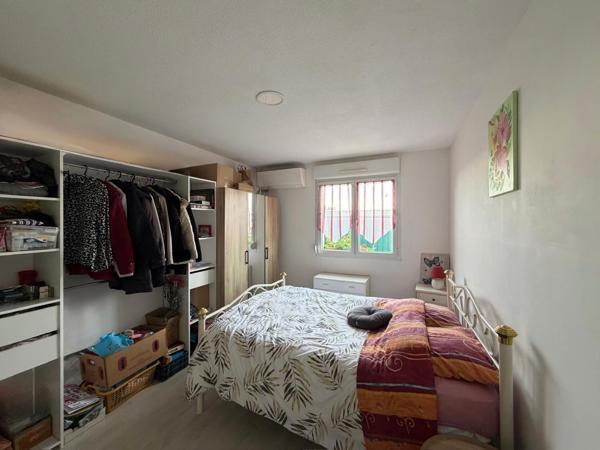 Plain pied récent à deux pas du centre ville .