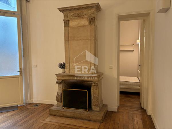 Charmant 2 pièces meublé - Belle hauteur sous plafond et cheminée décorative
