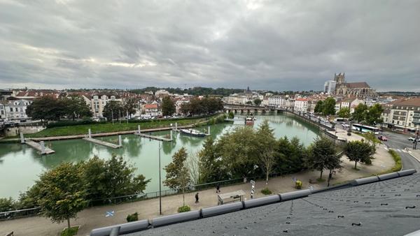 ? Opportunité Unique à Meaux : Superbe Duplex Dernier Étage avec Vue Exceptionnelle ?