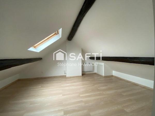 Maison avec jardin. Intérieurs entièrement rénovés