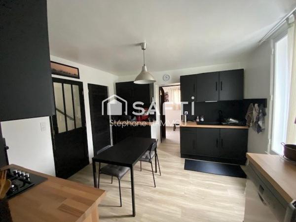 Maison avec jardin. Intérieurs entièrement rénovés