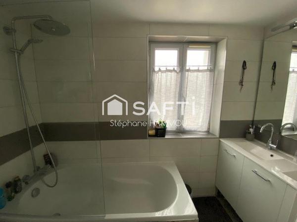 Maison avec jardin. Intérieurs entièrement rénovés