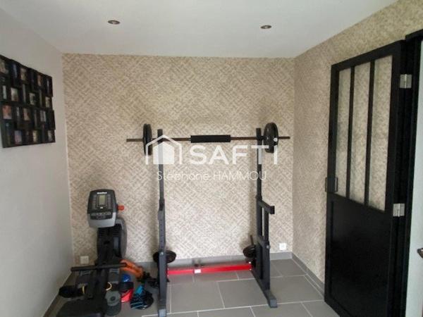 Maison avec jardin. Intérieurs entièrement rénovés