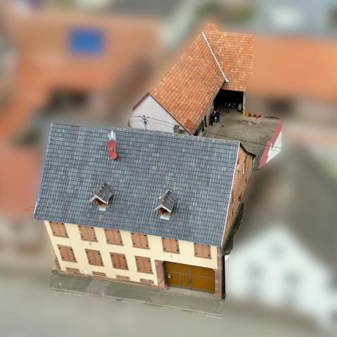 Authentique corps de ferme dans village viticole