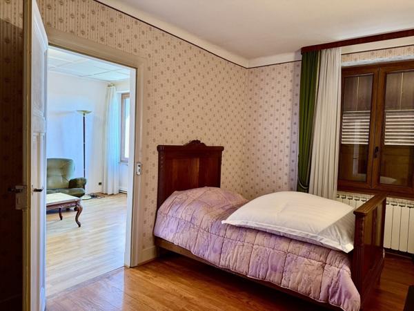 Authentique corps de ferme dans village viticole