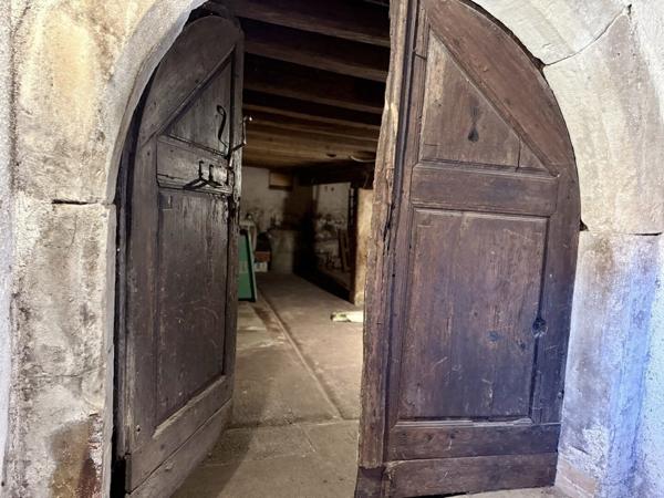 Authentique corps de ferme dans village viticole