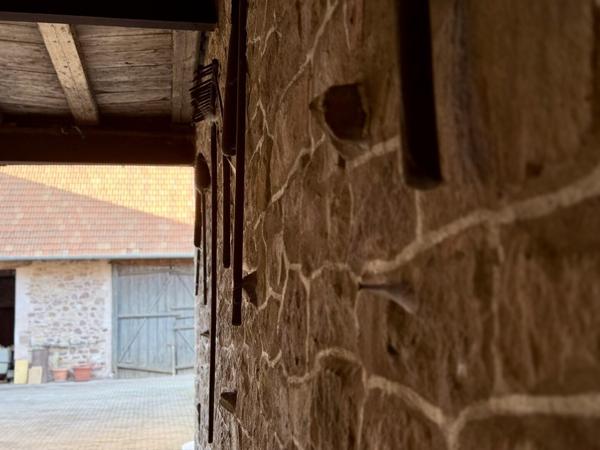 Authentique corps de ferme dans village viticole