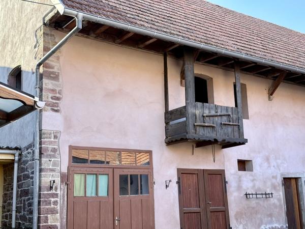 Authentique corps de ferme dans village viticole