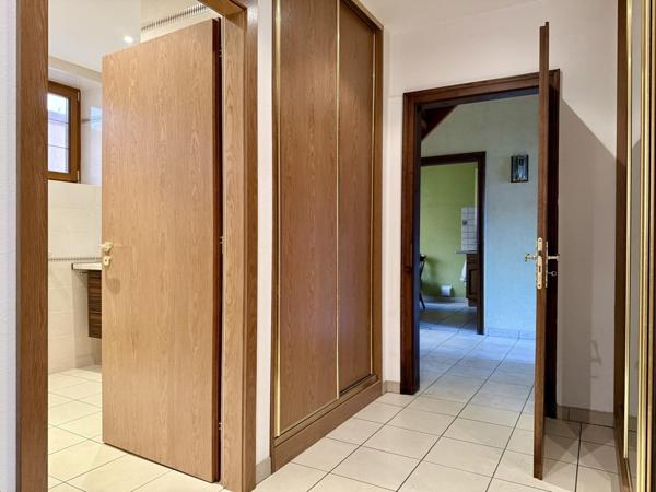 Authentique corps de ferme dans village viticole