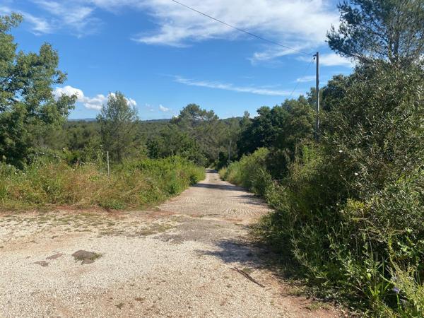 Propriété de 2.4 hectares de terrain naturel à Solliès-Pont