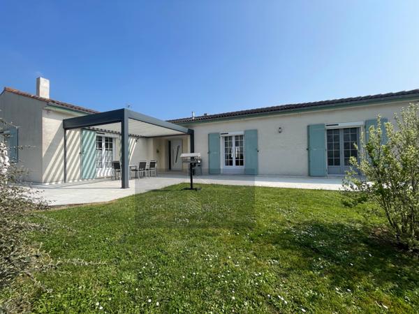 Paillé (17470) SPECIAL INVESTISSEUR propriété avec 2 maisons Piscine Pool House Hanger atelier sur parcelle de 3000m²