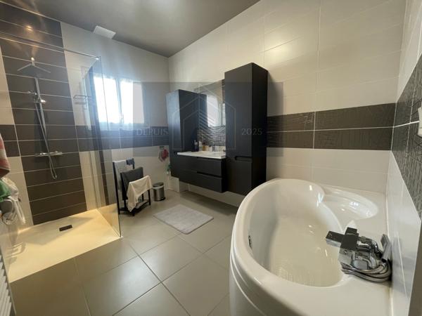 Paillé (17470) SPECIAL INVESTISSEUR propriété avec 2 maisons Piscine Pool House Hanger atelier sur parcelle de 3000m²
