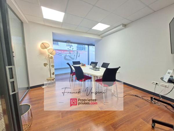 A VENDRE aux Herbiers centre ville, immeuble composé de 2 espaces commerciaux et d'1 appartement duplex de 96 m2