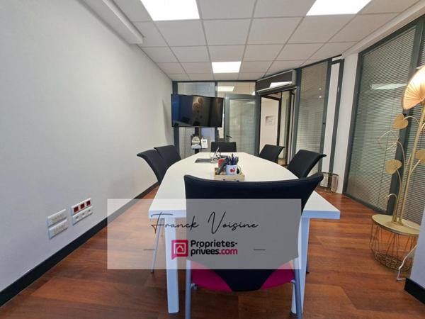 A VENDRE aux Herbiers centre ville, immeuble composé de 2 espaces commerciaux et d'1 appartement duplex de 96 m2