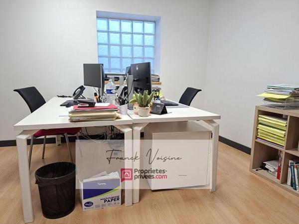 A VENDRE aux Herbiers centre ville, immeuble composé de 2 espaces commerciaux et d'1 appartement duplex de 96 m2