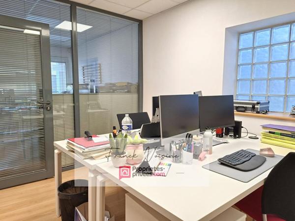 A VENDRE aux Herbiers centre ville, immeuble composé de 2 espaces commerciaux et d'1 appartement duplex de 96 m2