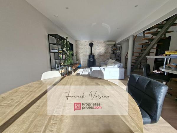 A VENDRE aux Herbiers centre ville, immeuble composé de 2 espaces commerciaux et d'1 appartement duplex de 96 m2
