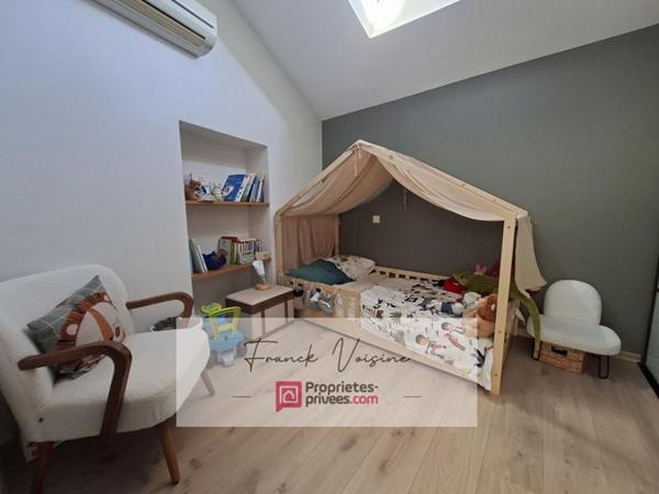 A VENDRE aux Herbiers centre ville, immeuble composé de 2 espaces commerciaux et d'1 appartement duplex de 96 m2