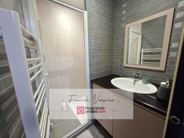 A VENDRE aux Herbiers centre ville, immeuble composé de 2 espaces commerciaux et d'1 appartement duplex de 96 m2