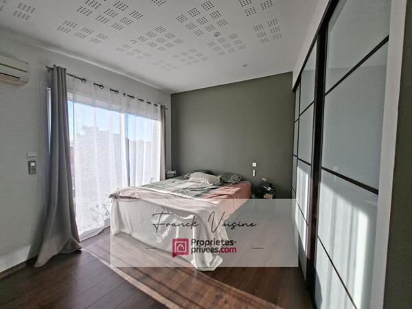 A VENDRE aux Herbiers centre ville, immeuble composé de 2 espaces commerciaux et d'1 appartement duplex de 96 m2