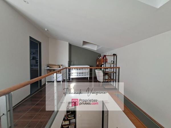 A VENDRE aux Herbiers centre ville, immeuble composé de 2 espaces commerciaux et d'1 appartement duplex de 96 m2