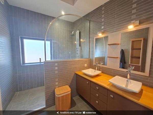 A VENDRE aux Herbiers centre ville, immeuble composé de 2 espaces commerciaux et d'1 appartement duplex de 96 m2