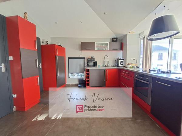 A VENDRE aux Herbiers centre ville, immeuble composé de 2 espaces commerciaux et d'1 appartement duplex de 96 m2