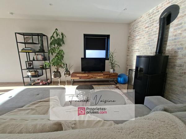 A VENDRE aux Herbiers centre ville, immeuble composé de 2 espaces commerciaux et d'1 appartement duplex de 96 m2