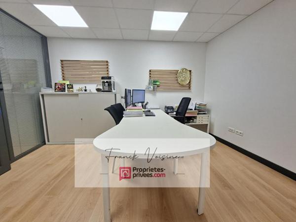 A VENDRE aux Herbiers centre ville, immeuble composé de 2 espaces commerciaux et d'1 appartement duplex de 96 m2