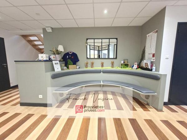 A VENDRE aux Herbiers centre ville, immeuble composé de 2 espaces commerciaux et d'1 appartement duplex de 96 m2