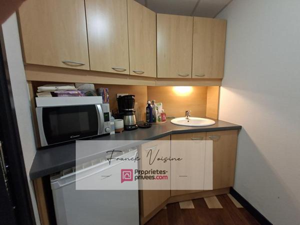 A VENDRE aux Herbiers centre ville, immeuble composé de 2 espaces commerciaux et d'1 appartement duplex de 96 m2