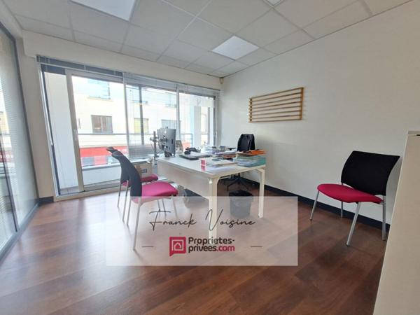 A VENDRE aux Herbiers centre ville, immeuble composé de 2 espaces commerciaux et d'1 appartement duplex de 96 m2