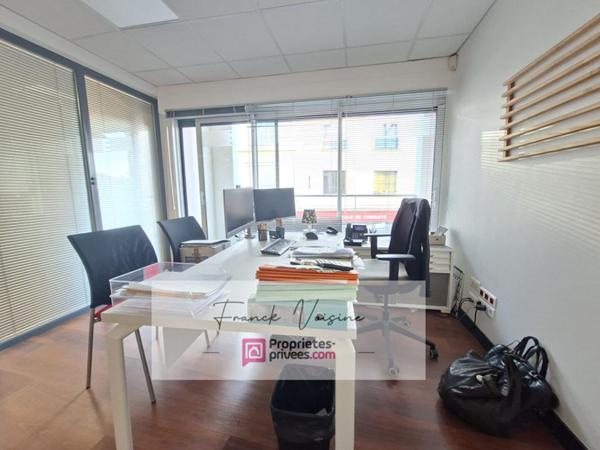 A VENDRE aux Herbiers centre ville, immeuble composé de 2 espaces commerciaux et d'1 appartement duplex de 96 m2