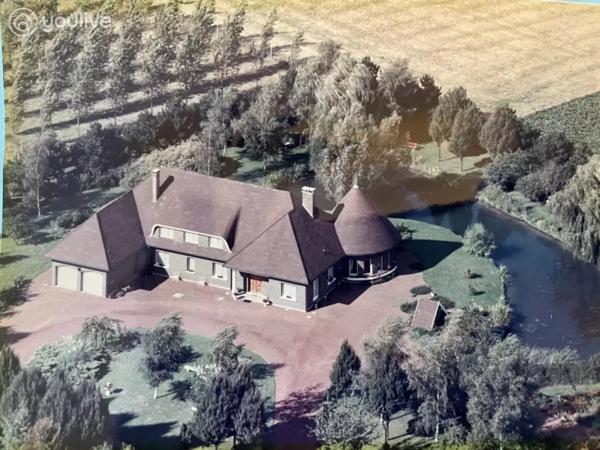 Propriété d’architecte de 316 m² sur un terrain de 14000 m²